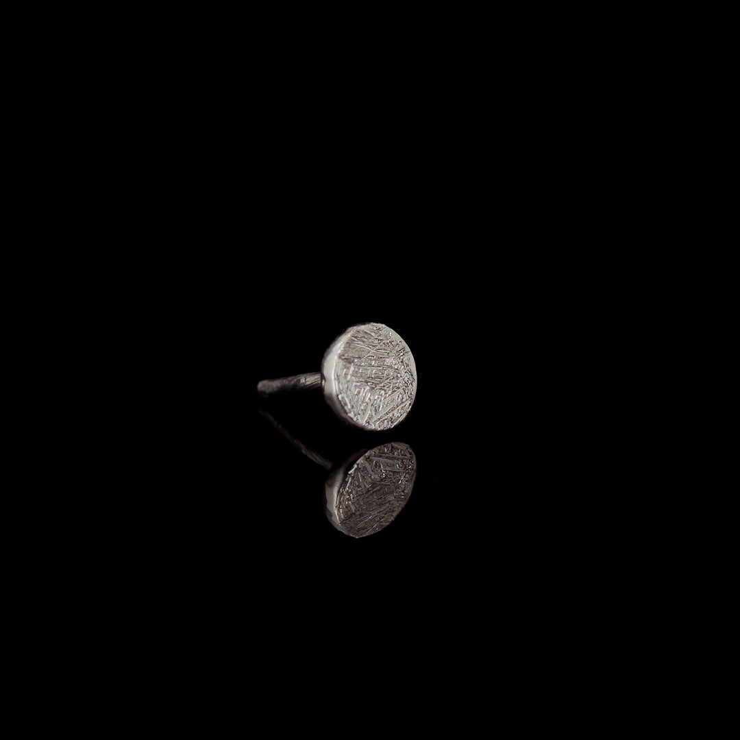 18kt White Gold Textured Disk Threadless end