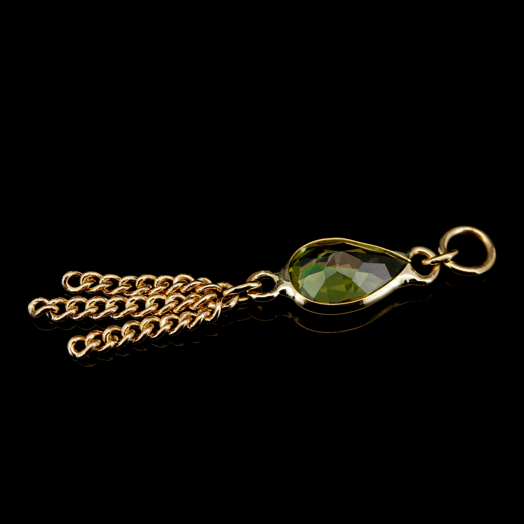 "Ombligo" Peridot in Yellow Gold Chain Charm